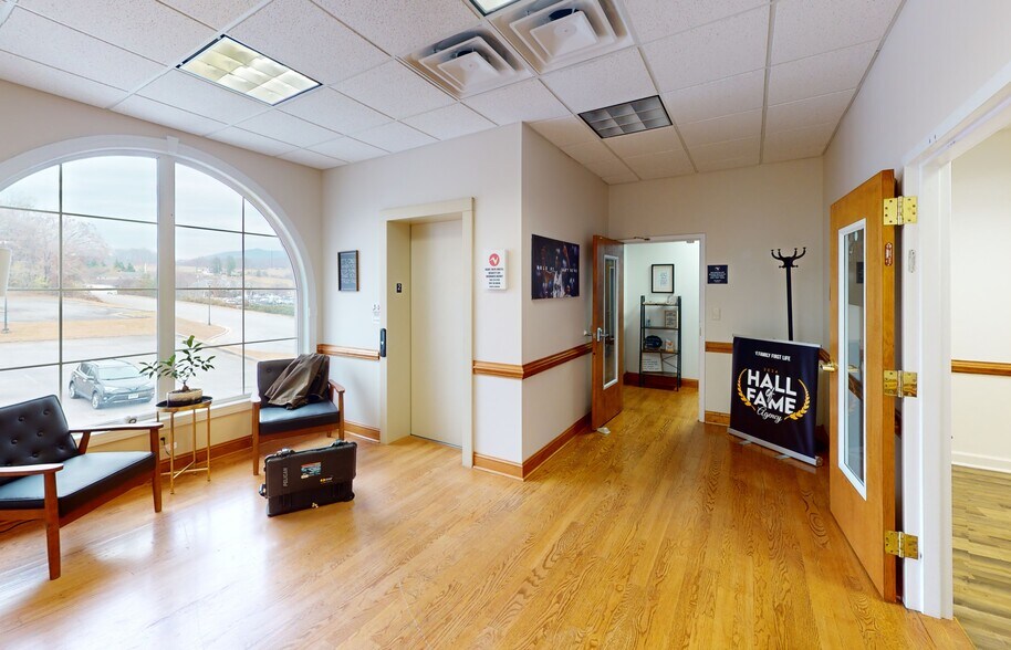 More Photos Of 192 Summerfield Ct, Troutville Office For Sale