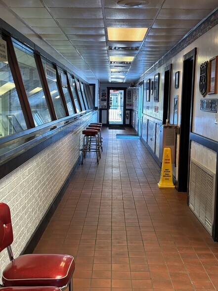 More Photos Of 927 W Columbia St, Springfield Carwash For Sale