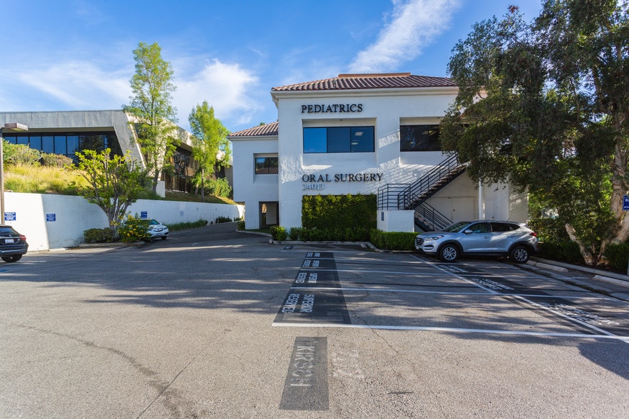 Primary Photo Of 24013 Ventura Blvd, Calabasas Medical For Lease