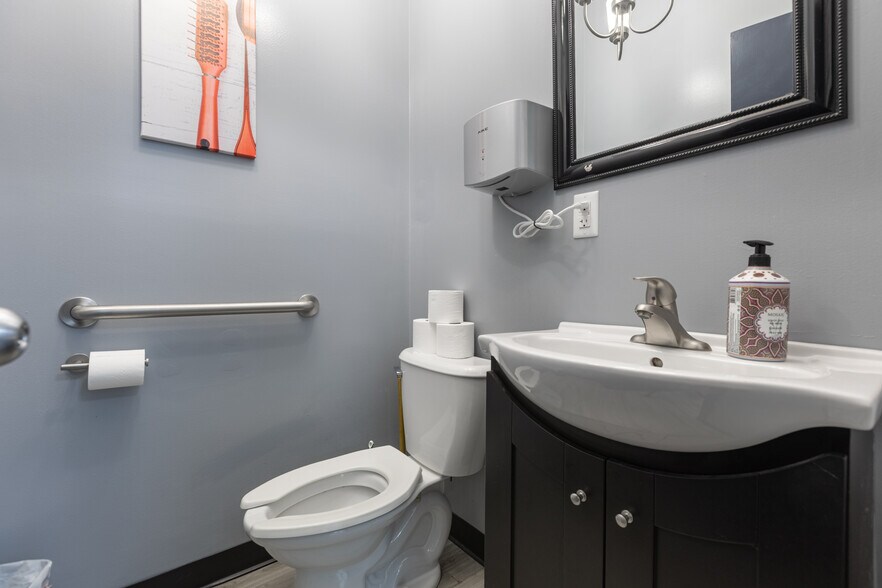 More Photos Of 2312 S Rogers St, Bloomington Freestanding For Sale
