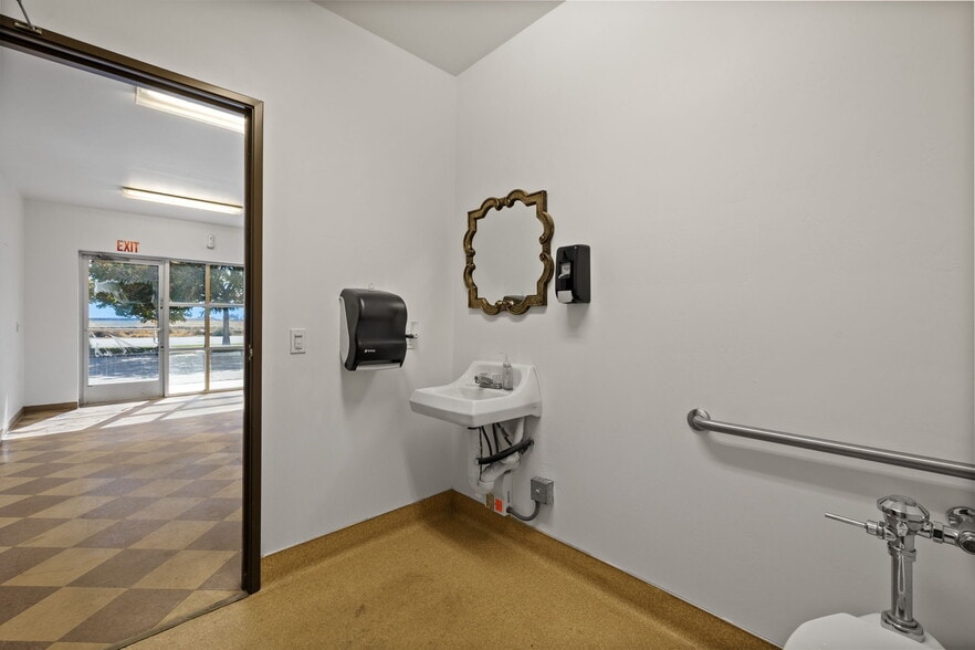 More Photos Of 2550 E Belle Ter, Bakersfield Manufacturing For Lease