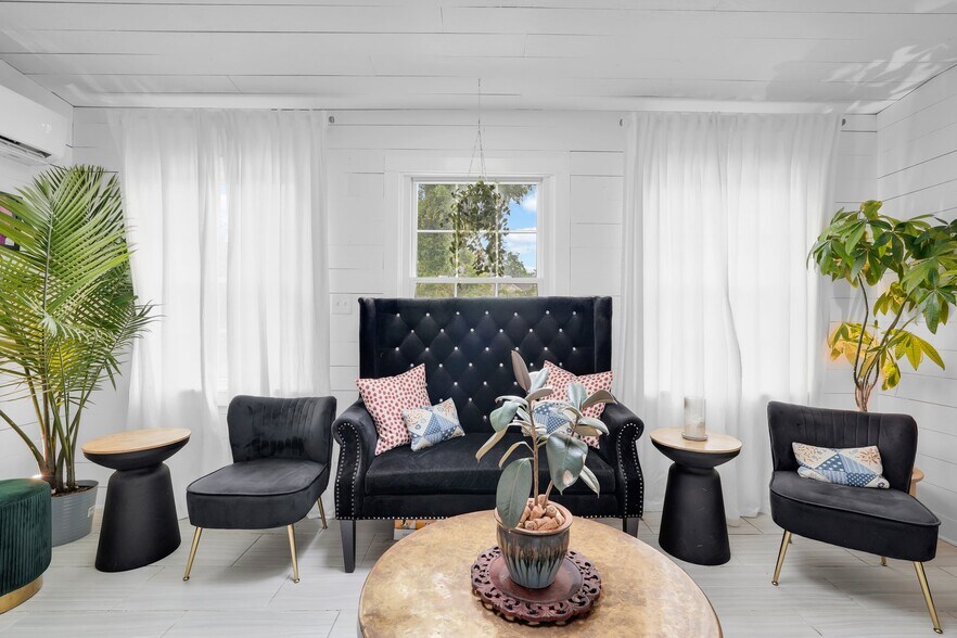 More Photos Of 2312 Abercorn St, Savannah Storefront Retail Residential For Sale