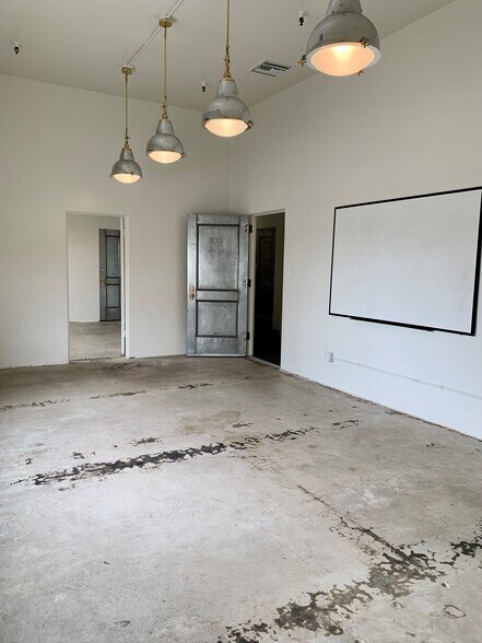 More Photos Of 7000 Romaine St, Los Angeles Showroom For Lease