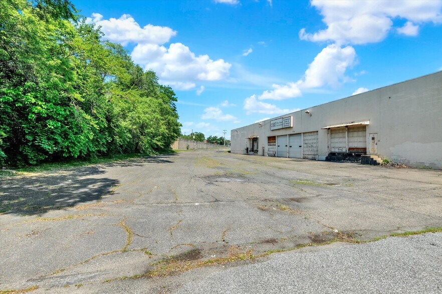 More Photos Of 6900 Lindbergh Blvd, Philadelphia Distribution For Lease