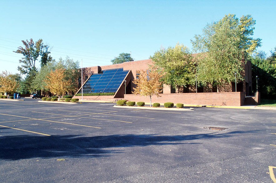 More Photos Of 9911 Shelbyville Rd, Louisville Office For Lease