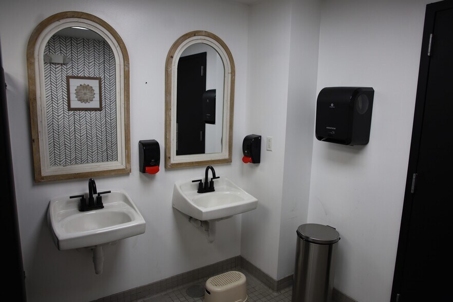 More Photos Of 2800 N Water St, Decatur General Retail For Sale