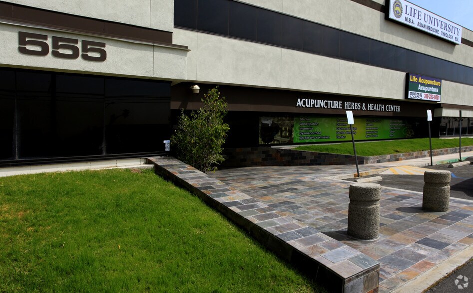 More Photos Of 555 W Redondo Beach Blvd, Gardena Office For Lease