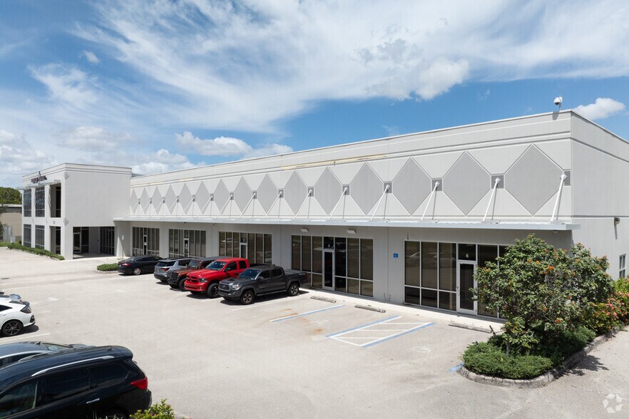 Primary Photo Of 5661 Independence Cir, Fort Myers Showroom For Lease