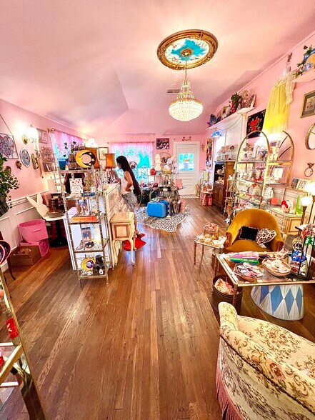 More Photos Of 1628 S 1st St, Austin Storefront Retail Residential For Sale