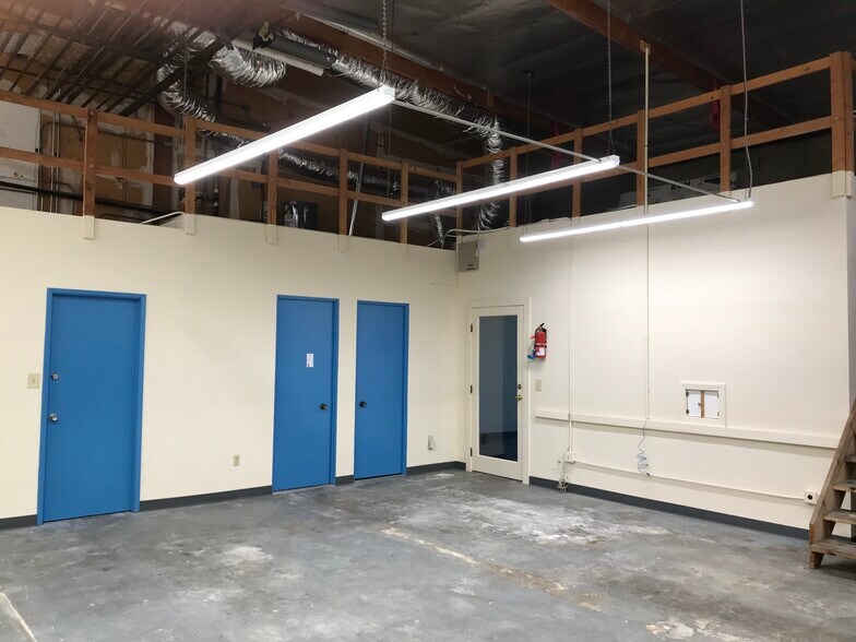 More Photos Of 8953-8993 Complex Dr, San Diego Manufacturing For Lease