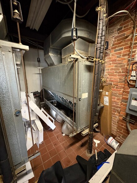 More Photos Of 316-318 Guilford Ave, Baltimore Bar For Sale