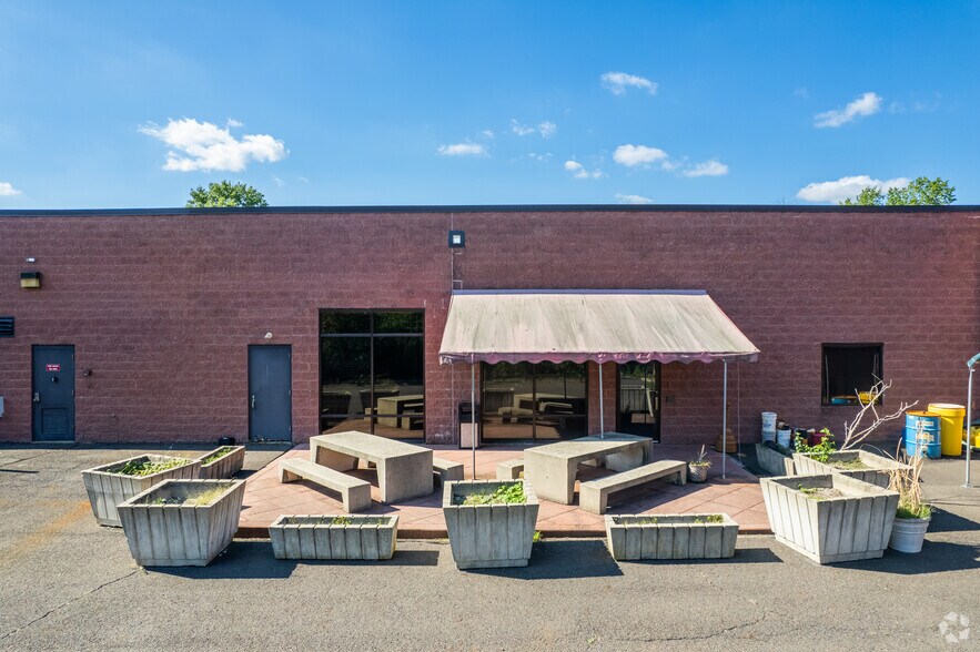 More Photos Of 200 Horizon Dr, Hamilton Office For Lease