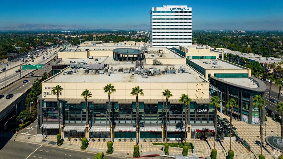More Photos Of 15301 Ventura Blvd, Sherman Oaks Storefront For Lease