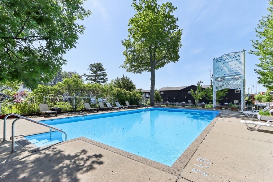 More Photos Of 910 River Rd, Wisconsin Dells Hotel For Sale
