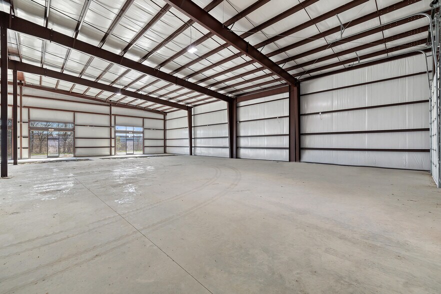 More Photos Of 202 W 1st St, Taylor Flex For Lease