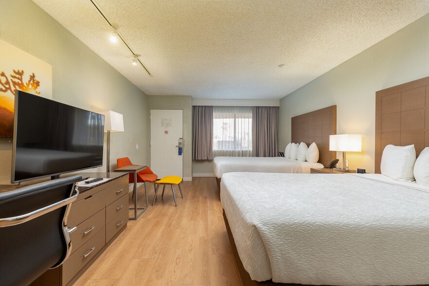 More Photos Of 1633 S Palm Canyon Dr, Palm Springs Hotel For Sale
