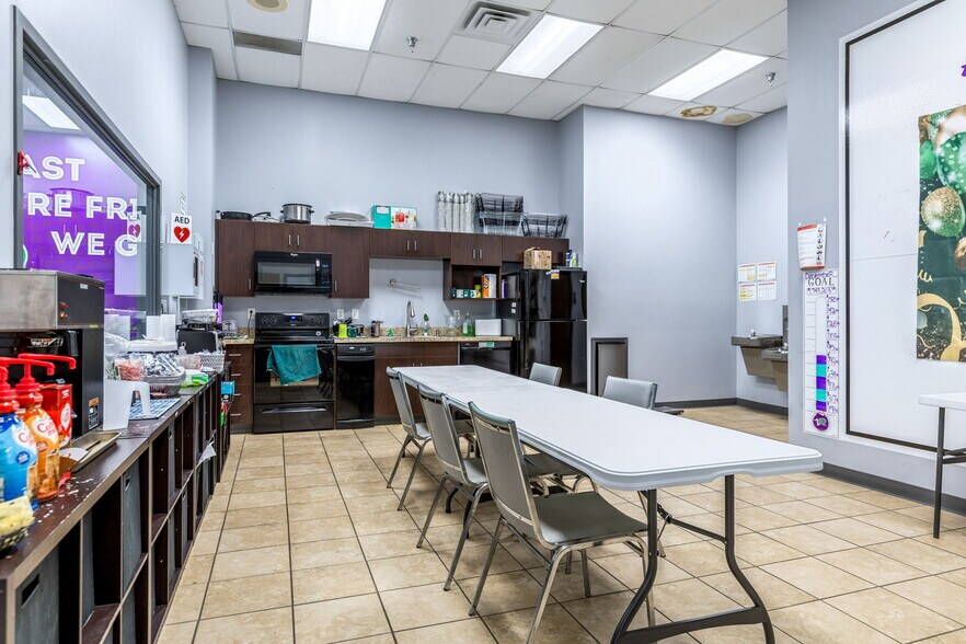 More Photos Of 4631 N Saint Peters Pky, Saint Peters Flex For Sale