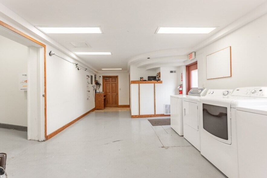 More Photos Of 219 & 303 W Chase st, Springfield Light Distribution For Sale