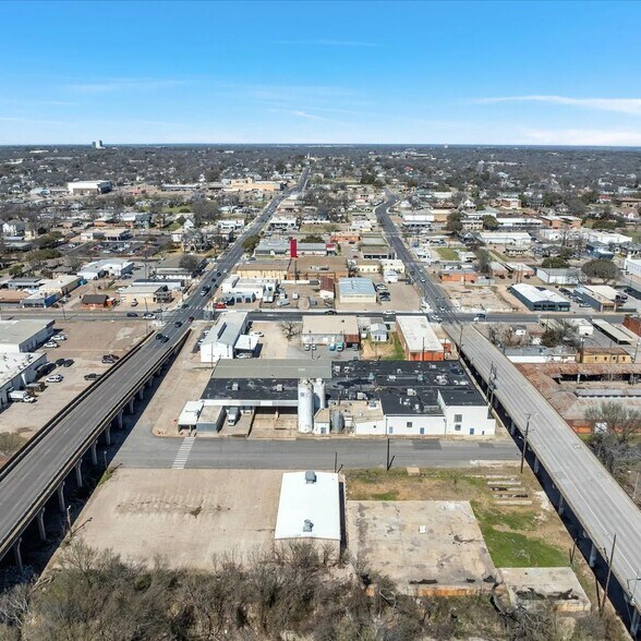 More Photos Of 225 S 17th St, Waco Distribution For Sale