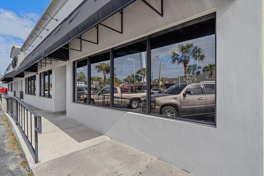 More Photos Of 6523 Gateway Ave, Sarasota Bar For Lease