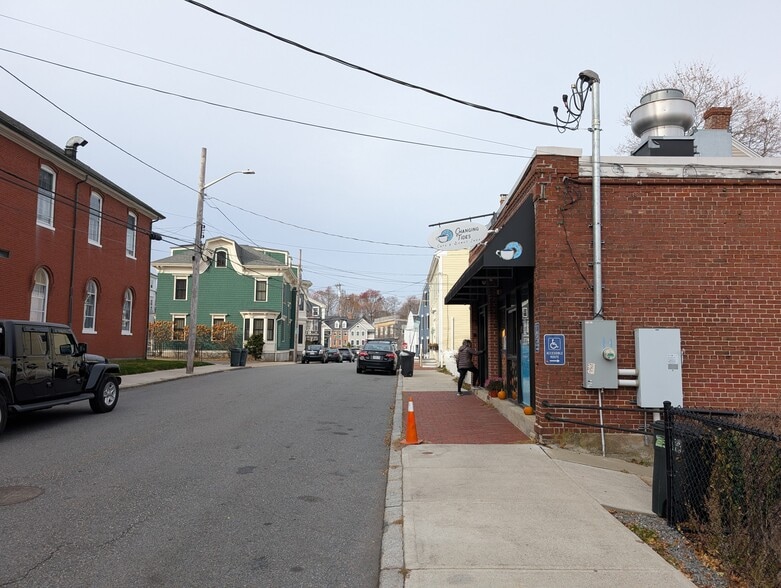 More Photos Of 92 Pleasant St, Newburyport Freestanding For Sale