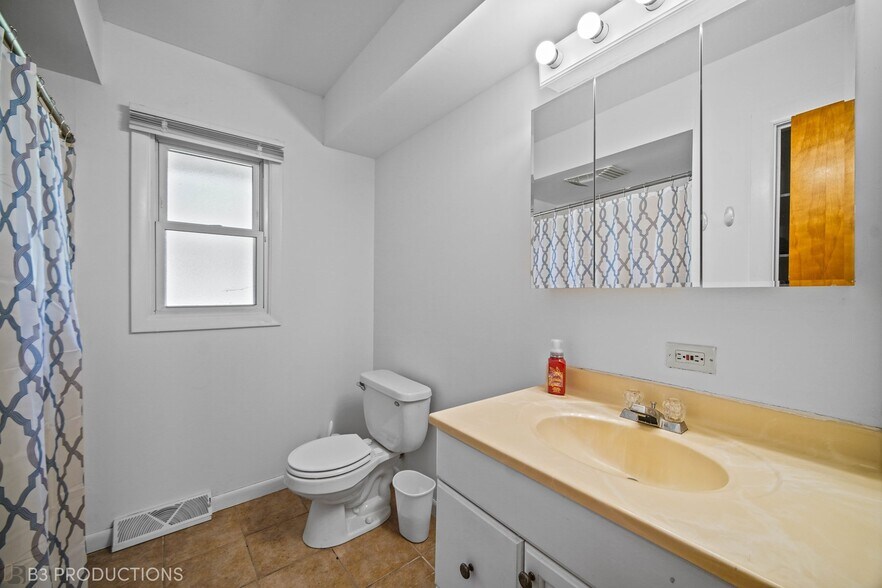 More Photos Of 1787 E Joe Orr Rd, Lynwood Warehouse For Sale