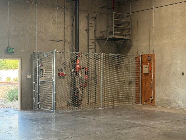 More Photos Of 7910 N Glen Harbor Blvd, Glendale Unknown For Lease