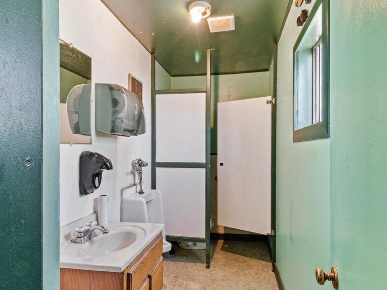 More Photos Of 1015 Chestnut St, Carlin Convenience Store For Sale