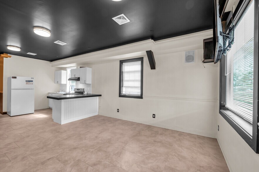 More Photos Of 715 Flanders Rd, Riverhead Office For Sale