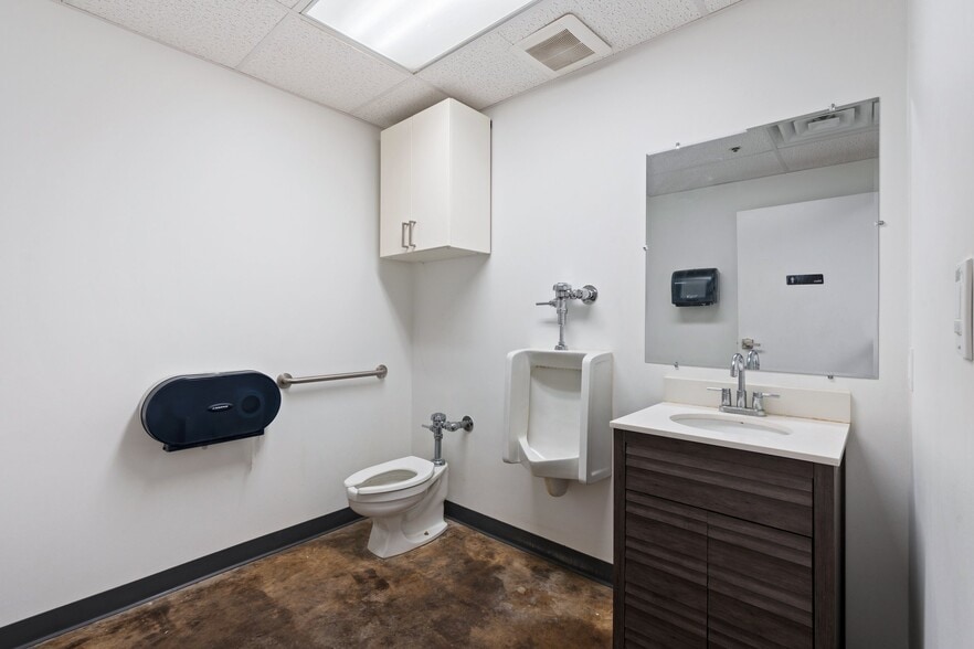 More Photos Of 13702 Gamma Rd, Dallas Light Manufacturing For Sale