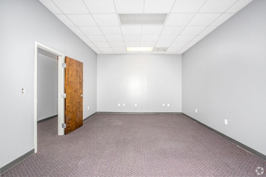 More Photos Of 9000 Peridot Pky, Stockbridge Unknown For Lease