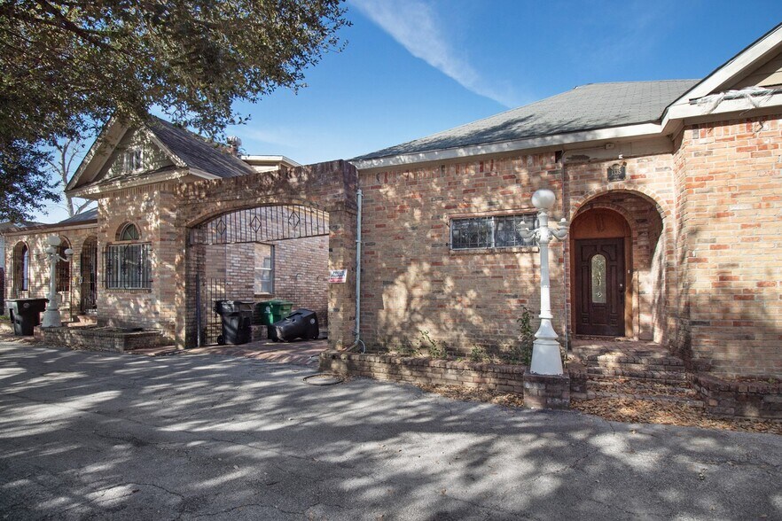 More Photos Of 1333-1335 Yale St, Houston General Retail For Sale