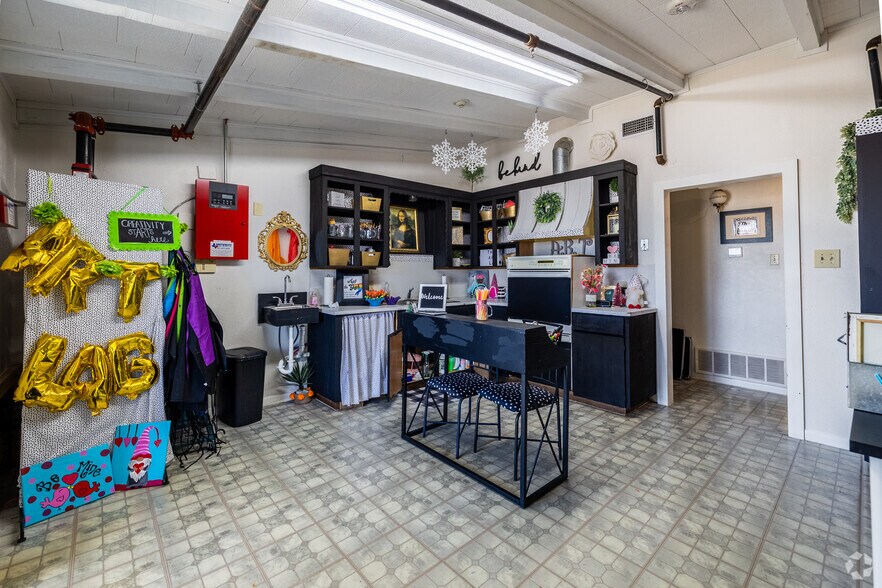 More Photos Of 613 N Broadway St, Joshua Department Store For Lease