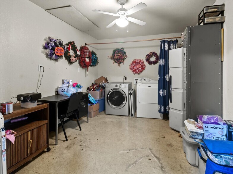 More Photos Of 208 W 1st Ave, Corsicana General Retail For Sale