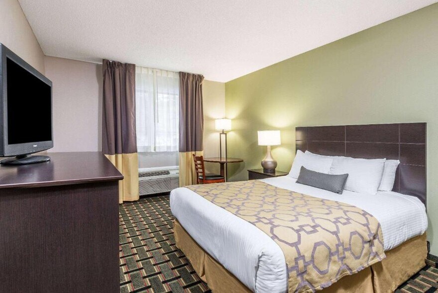 More Photos Of 61595 Southgate Pky, Cambridge Hotel For Sale