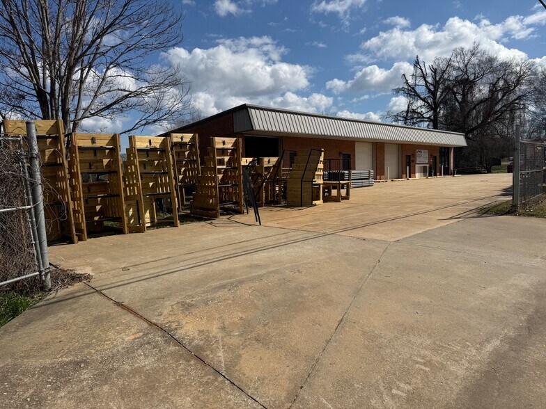 More Photos Of 1601 Spring Dr, Opelika Showroom For Lease