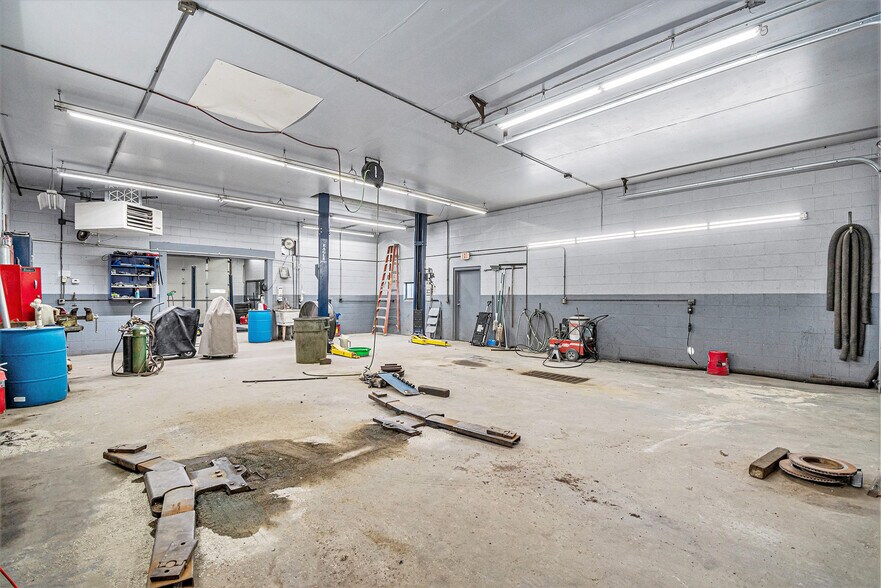 More Photos Of 1023 N 16th St, Council Bluffs Auto Repair For Sale