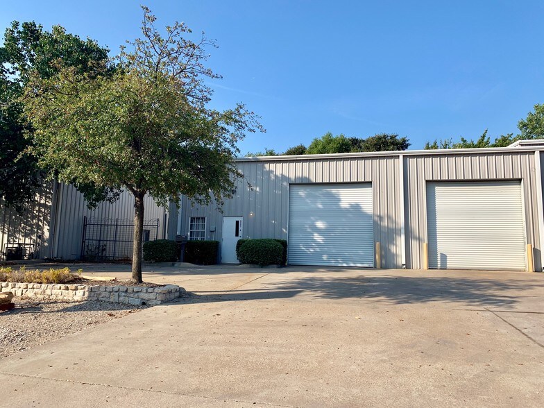 More Photos Of 6901 Maple Ave, Dallas Warehouse For Lease