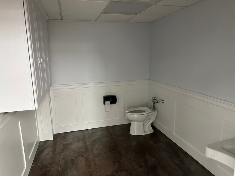 More Photos Of 1570 Old Country Rd, Westbury Office For Lease