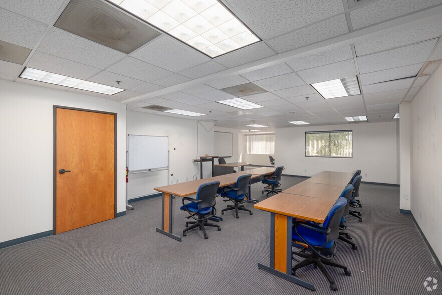 More Photos Of 1327 Del Norte Rd, Camarillo Medical For Lease