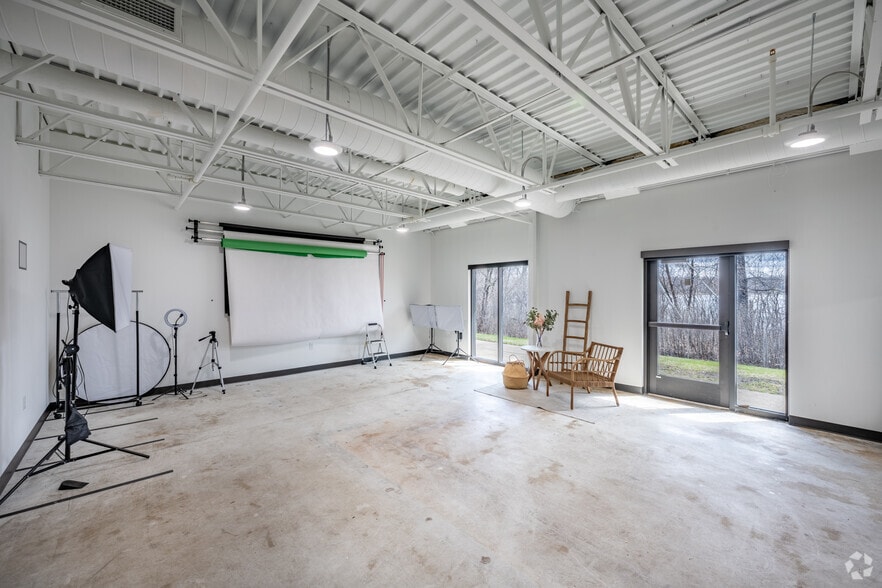 More Photos Of 4440 W Round Lake Rd, Arden Hills Warehouse For Lease