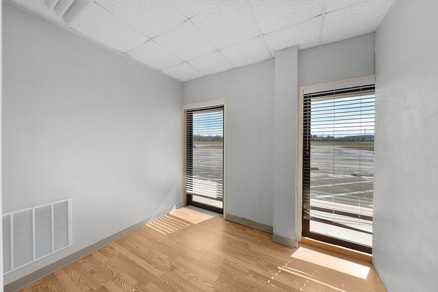 More Photos Of 1118 Interstate Highway 30, Greenville Storefront Retail Office For Lease