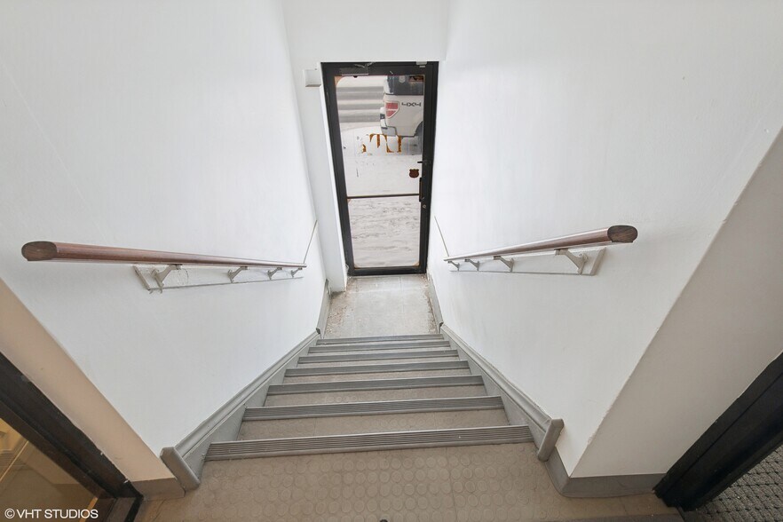 More Photos Of 2147 N Western Ave, Chicago Office For Lease