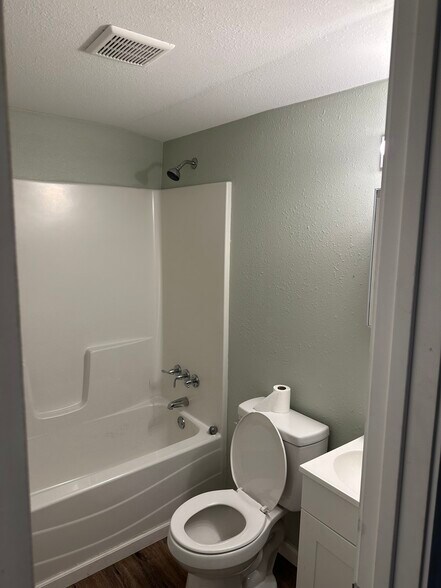 More Photos Of 2001 E 20th St, Hooks Apartments For Sale