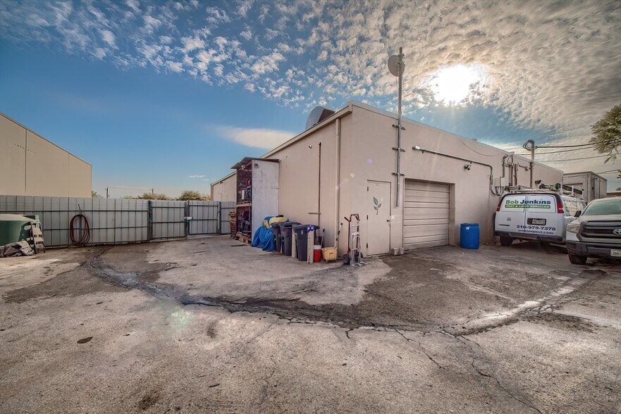 More Photos Of 338 Breesport St, San Antonio Service For Lease