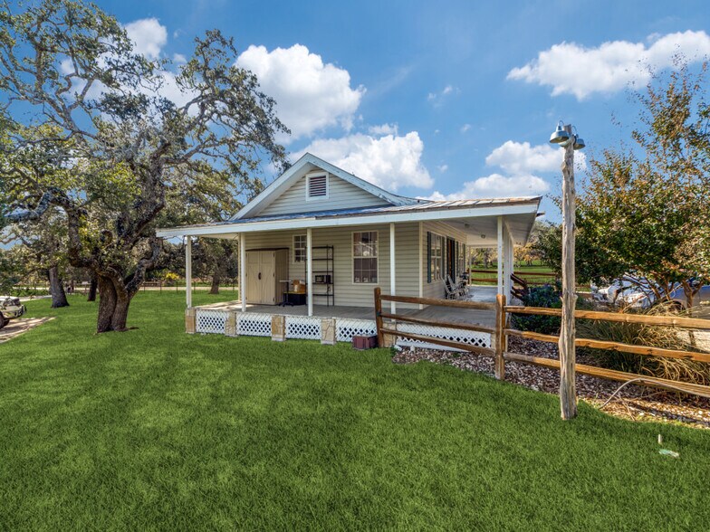 More Photos Of 1015 N School St, Boerne Office For Sale