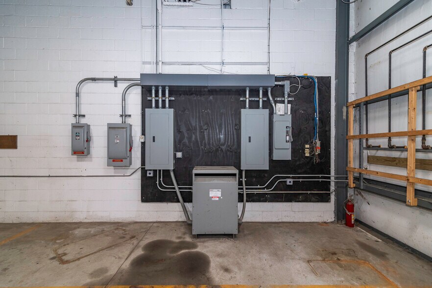 More Photos Of 4 Wilder Dr, Plaistow Warehouse For Lease