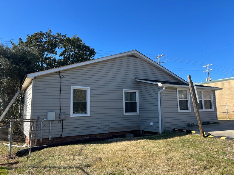 More Photos Of 115 E College Ave, Shelby Office For Sale