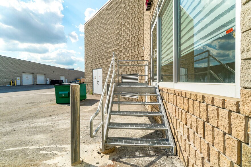 More Photos Of 7956 Torbram Rd, Brampton Flex For Lease