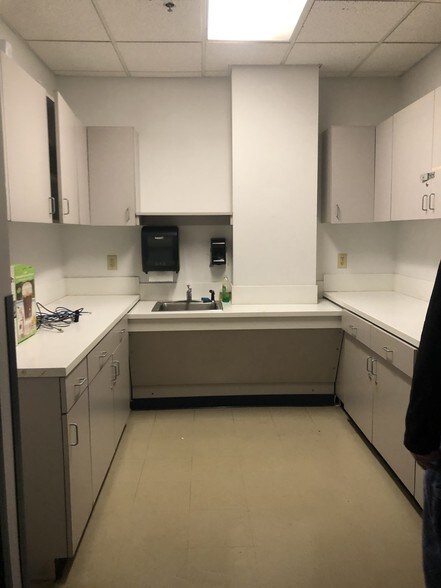 More Photos Of 302 Commerce Square Blvd, Burlington Warehouse For Lease